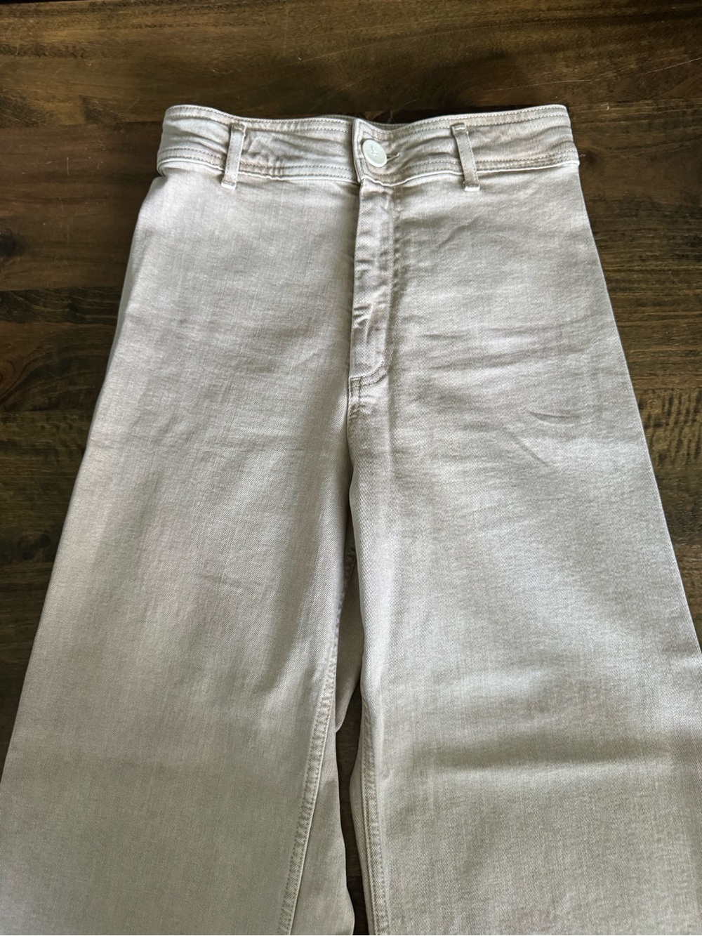 Zara Women’s Relaxed Jeans in Light Beige